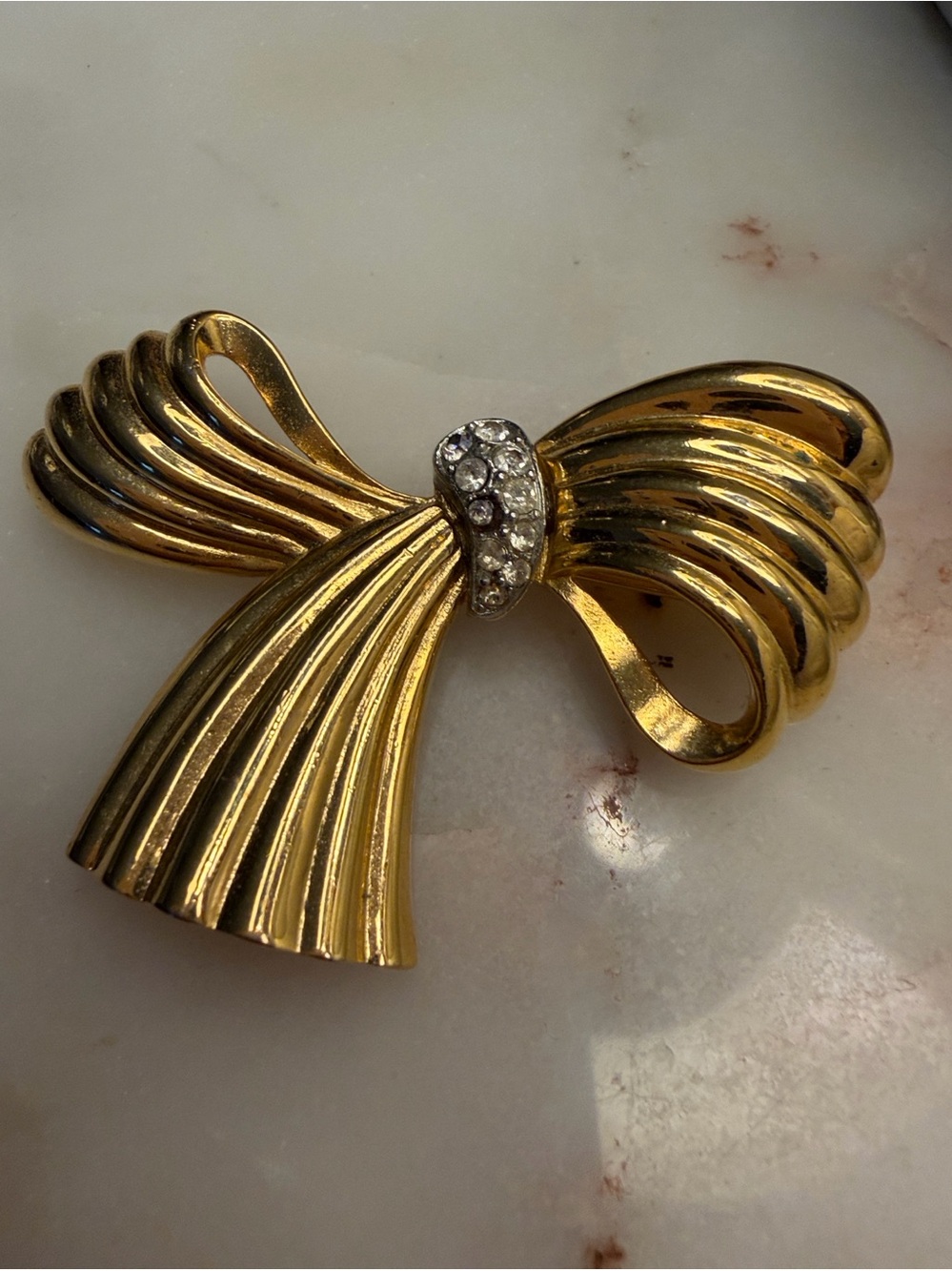 Vintage bow‎ brooch gold tone pin ribbon rhinestones bling